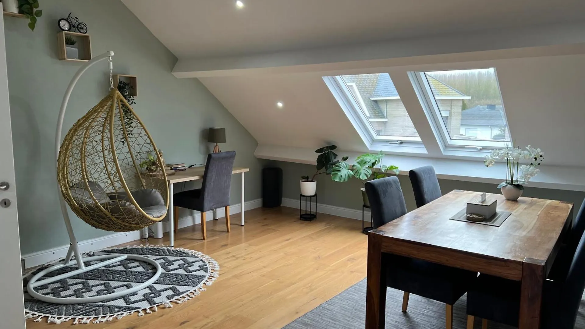 Peaceful Home Close To Airport With Parking location